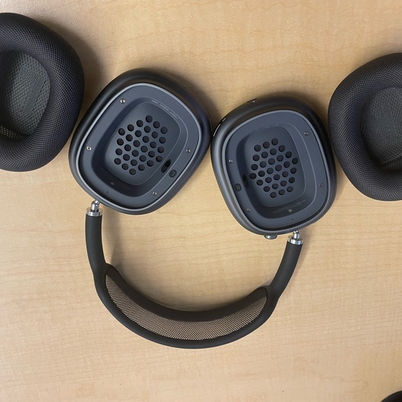 AirPod maxes - Picture 4 of 5